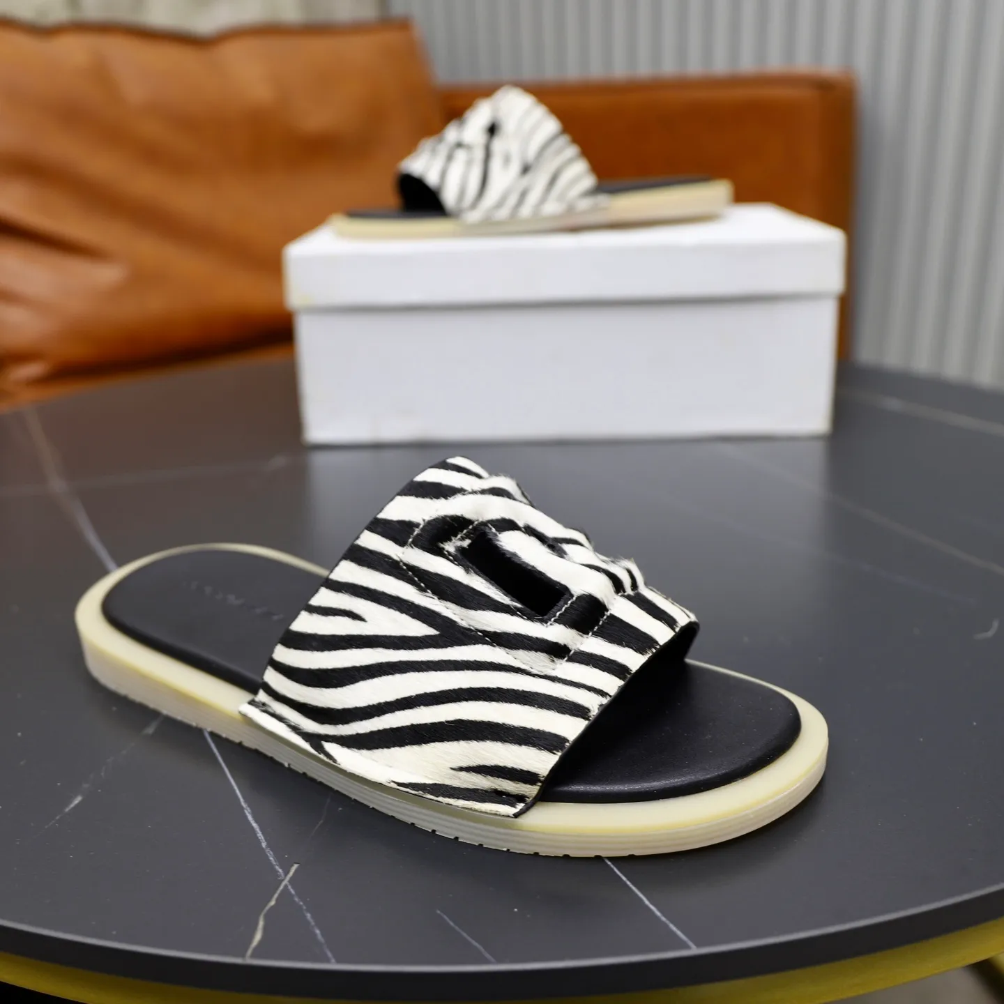 Ex-factory price: 340💰🙅‍♂️🙅‍♂️🙅‍♂️ Brand: DG Standard code: 38-44 (45 customized) Grade: Same as the official website Material: Original leather design Original lightweight wear-resistant molded outsole Style category: Men's fashion sandals Distinguished luxury brand elements Top luxury Color: Actual picture color
